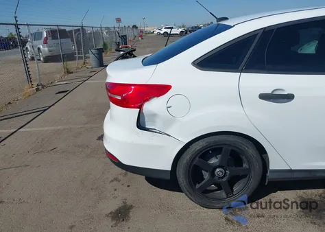 2016 Ford Focus S z USA, uszkodzony, nr VIN 1FADP3E21GL399346